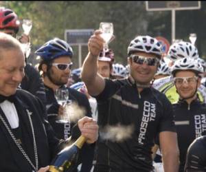 Prosecco Cycling a Valdobbiadene:... i sommelier Ais in piazza